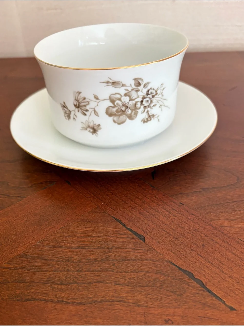 Johann Haviland elegant white